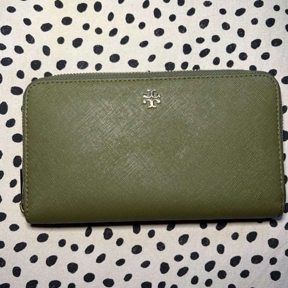 Tory Burch Handbags - Tory Burch Robinson continental zip-around wallet in green saffiano leather